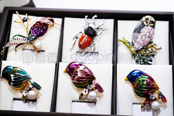 珠寶零售展示中的藝術(shù)魅力 不同鳥(niǎo)類形態(tài)胸針鑒賞